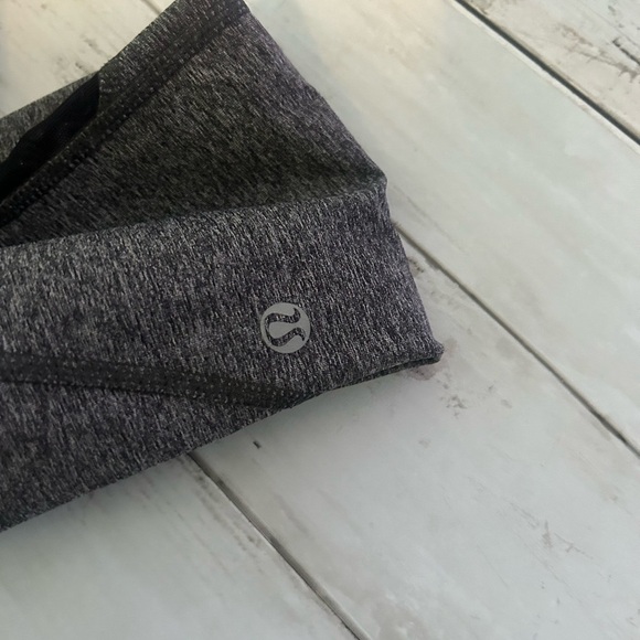 Lululemon Gray Teal Black Mesh Athleisure Leggings
Zip Pockets Size 4 - Picture 10 of 13